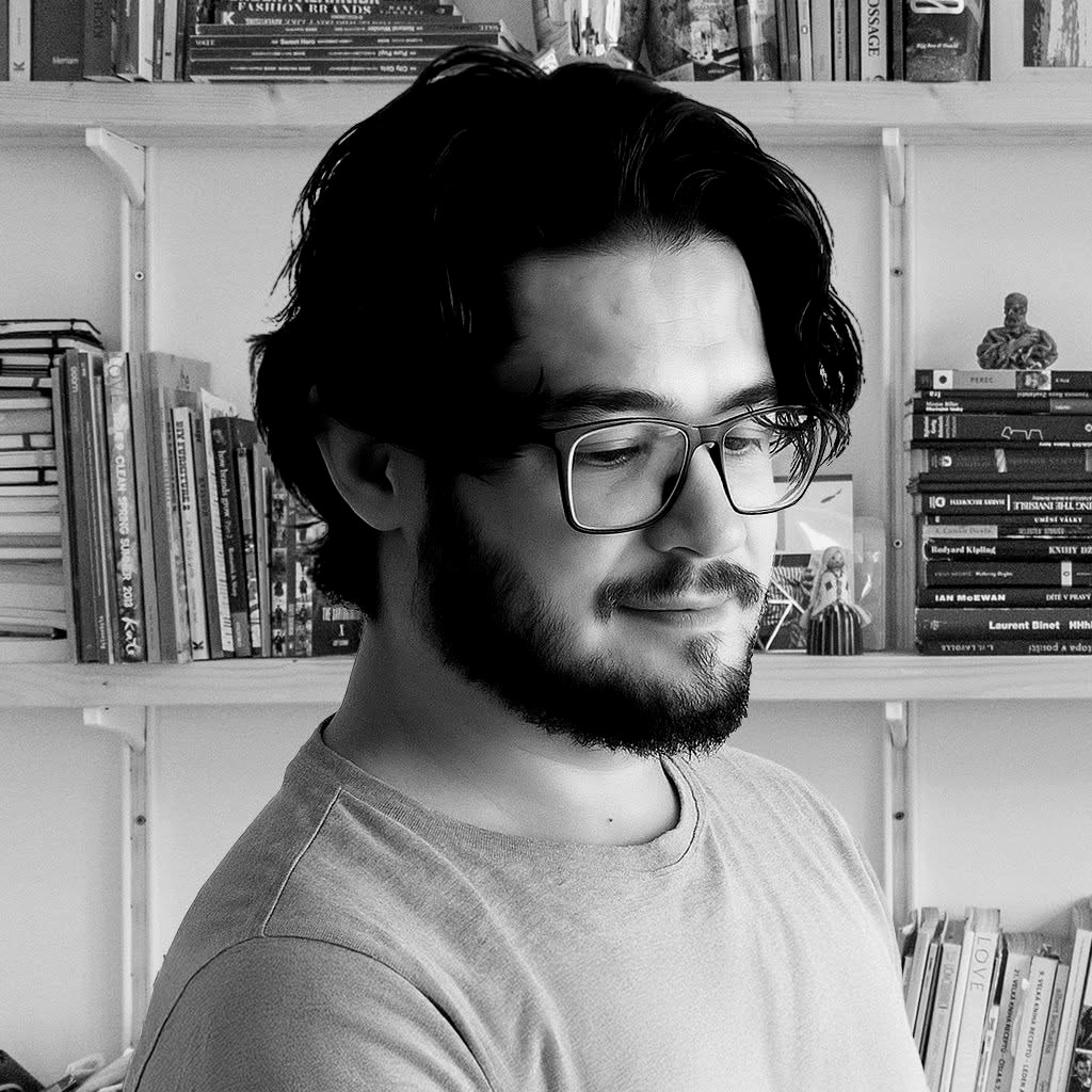 Mauricio, especialista em branding e fundador da agência BOENO COM O em Curitiba